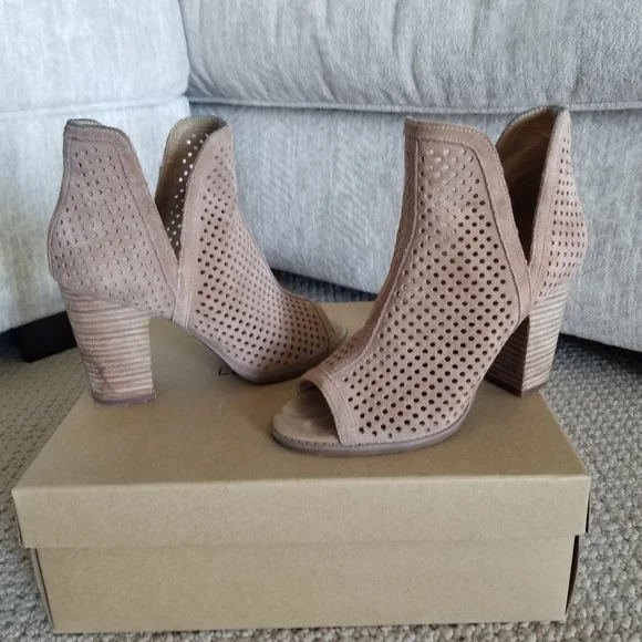 ❌️❌️SOLD❌️❌️Lucky Brand Larise Booties size 6.5 brown - Picture 1 of 12